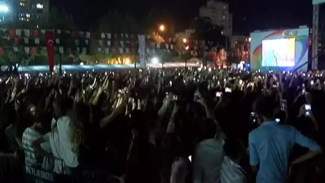 100 Bin Kişiye Konser Verdi 100 Bin Kişiye Konser Verdi