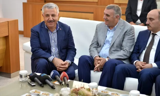 Bakan Arslan, Tüvasaş'ta İncelemelerde Bulundu Bakan Arslan, Tüvasaş'ta İncelemelerde Bulundu