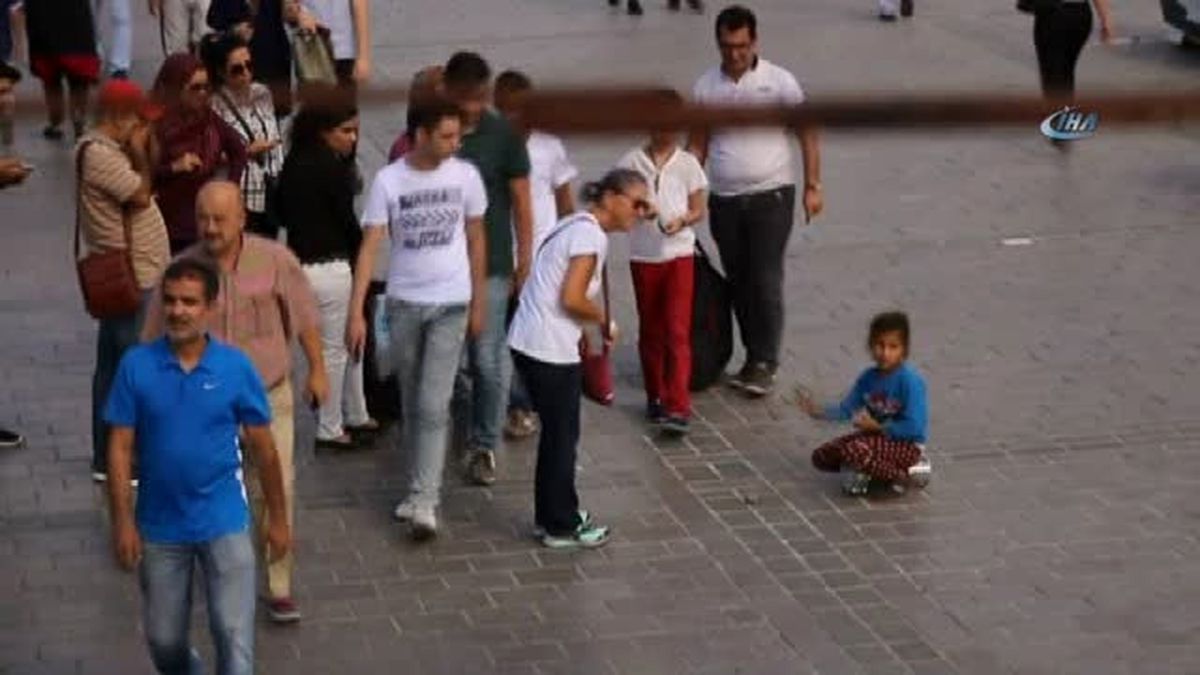 Darbukacı Küçük Kız, Eminönü'nde İlgi Odağı Oldu