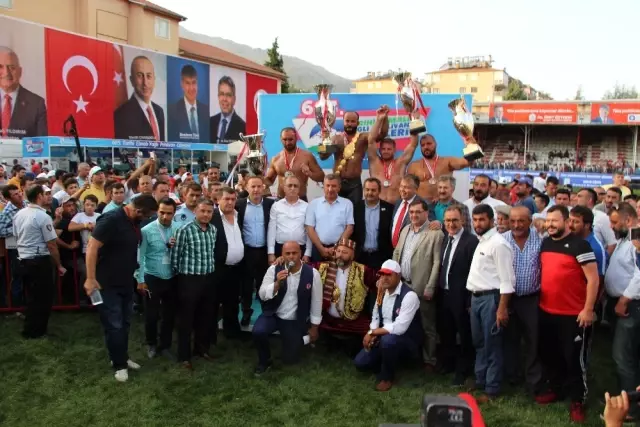 Elmalı Güreşleri'nde Başpehlivan Orhan Okulu