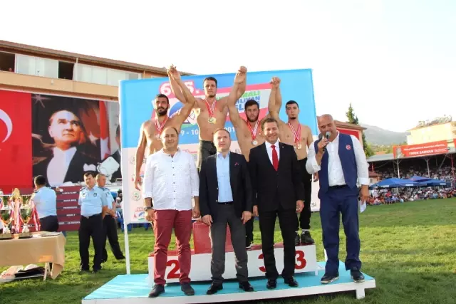 Elmalı Güreşleri'nde Başpehlivan Orhan Okulu