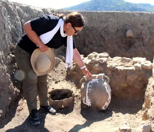Batı Anadolu'nun En Eski Yerleşim Yerinde, 5 Bin Yıllık Küpler Bulundu