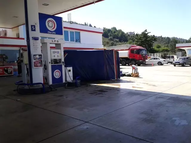 Hızını Alamayan Araç Akaryakıt İstasyonuna Daldı
