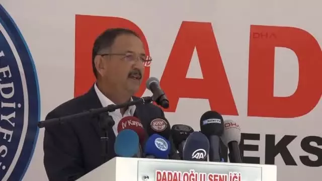 Şenlikte Gerginlik! Bakan Özhaseki, CHP'li Vekile Sert Çıktı: Terbiyesizlik Yapmayın Şenlikte Gerginlik! Bakan Özhaseki, CHP'li Vekile Sert Çıktı: Terbiyesizlik Yapmayın
