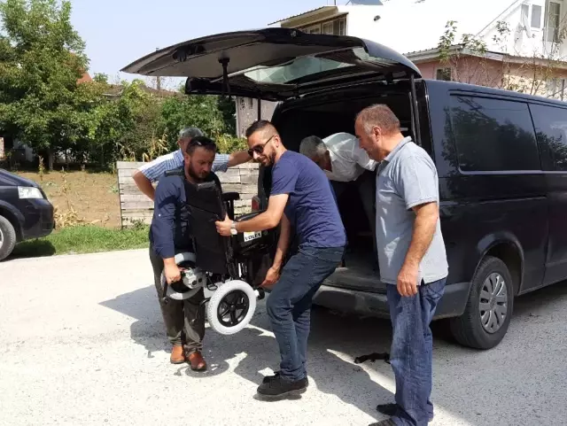 Ms Hastalığına Yakalanan Arkadaşlarına Tekerlekli Sandalye Aldılar Ms Hastalığına Yakalanan Arkadaşlarına Tekerlekli Sandalye Aldılar