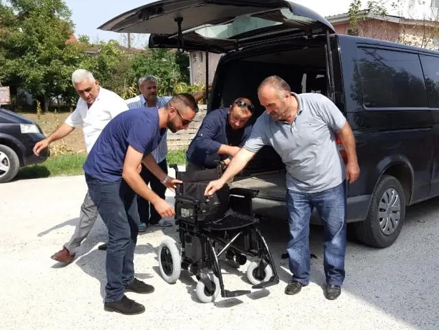 Ms Hastalığına Yakalanan Arkadaşlarına Tekerlekli Sandalye Aldılar Ms Hastalığına Yakalanan Arkadaşlarına Tekerlekli Sandalye Aldılar