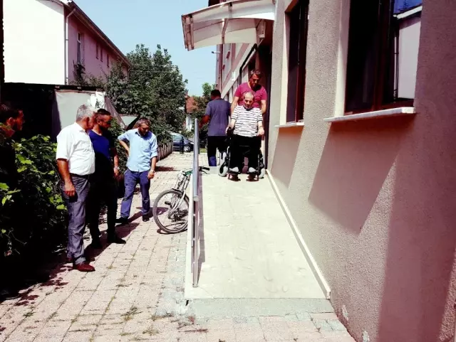 Ms Hastalığına Yakalanan Arkadaşlarına Tekerlekli Sandalye Aldılar Ms Hastalığına Yakalanan Arkadaşlarına Tekerlekli Sandalye Aldılar