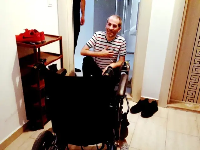 Ms Hastalığına Yakalanan Arkadaşlarına Tekerlekli Sandalye Aldılar Ms Hastalığına Yakalanan Arkadaşlarına Tekerlekli Sandalye Aldılar