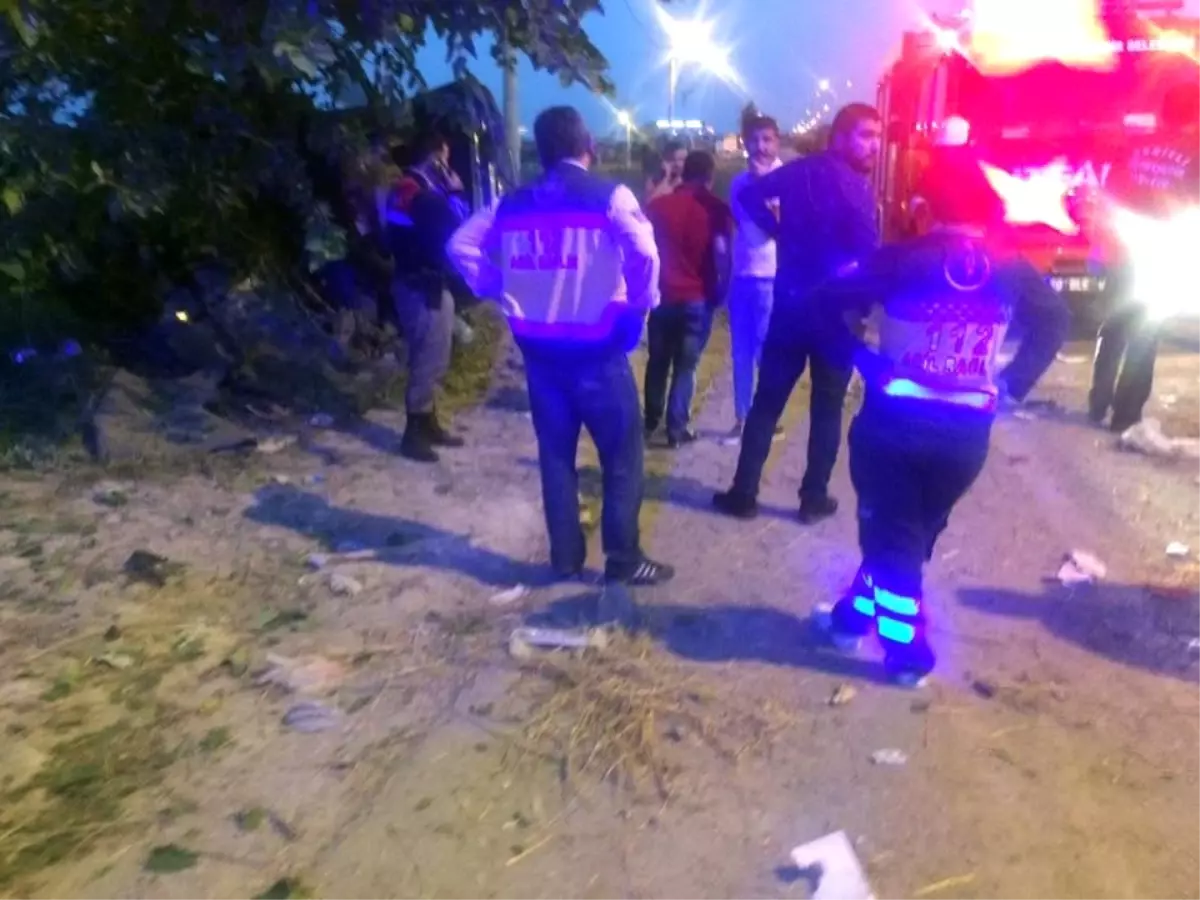 Otomobil Elektrik Direğine Çarptı: 1 Ölü