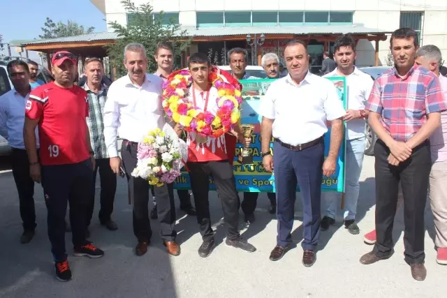 Avrupa Şampiyonu Adem'e Görkemli Karşılama