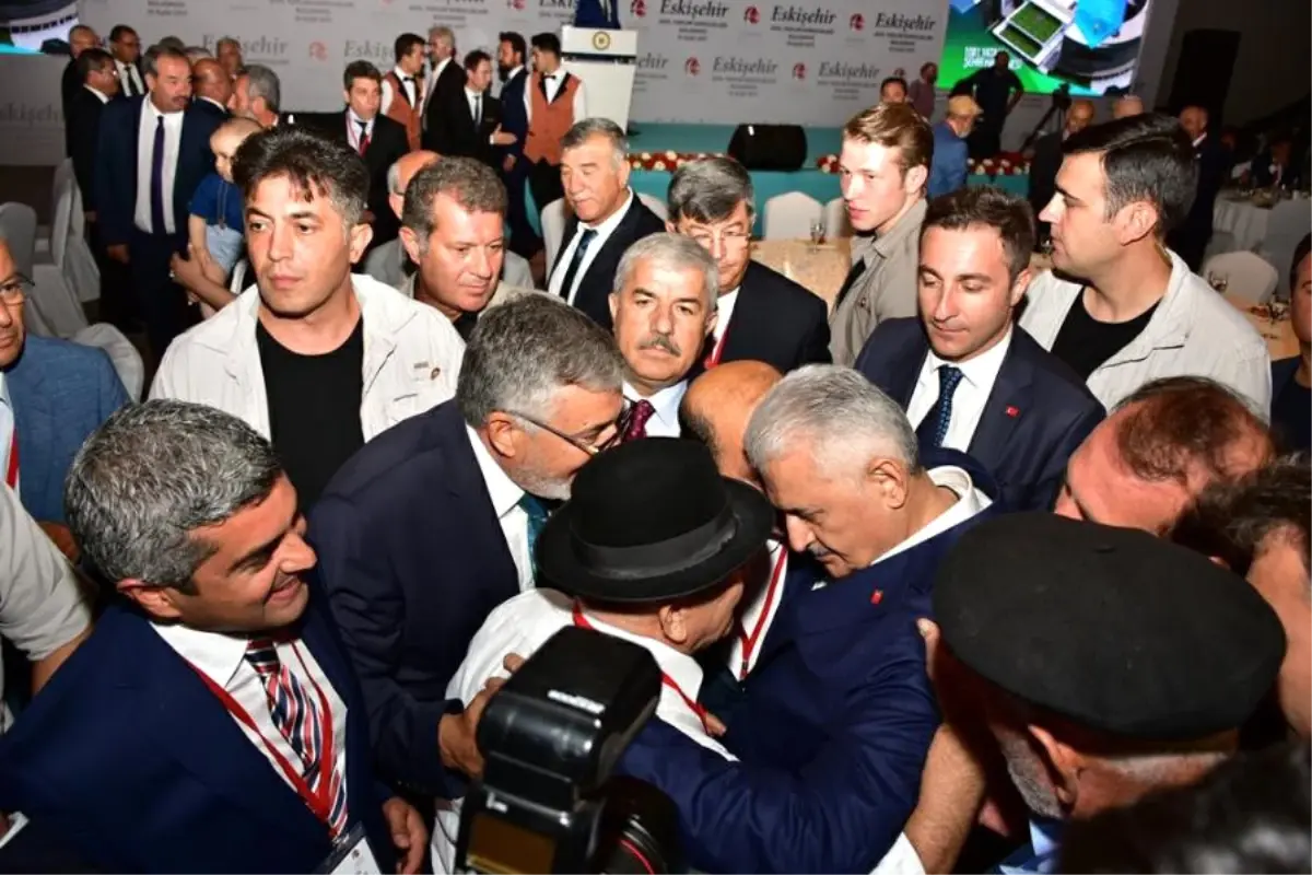 Neden masaya boş bir şişe koyamazsınız: gelenek mi, batıl mı Neden masaya boş bir şişe koyamazsınız: gelenek mi, batıl mı