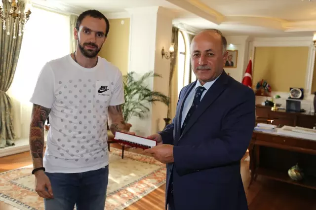 Guliyev, Erzurum Valisi Azizoğlu'nu Ziyaret Etti Guliyev, Erzurum Valisi Azizoğlu'nu Ziyaret Etti