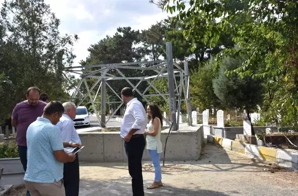 Mezarlığın Ortasındaki Elektrik Direği Kaldırıldı