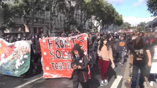 Paris'te Çalışma Yasası Reformu Yine Sokakları Karıştırdı