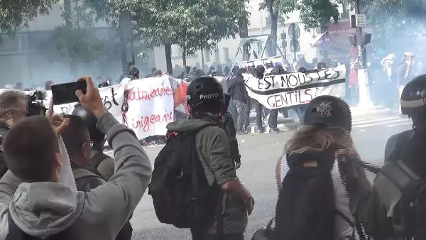 Paris'te Çalışma Yasası Reformu Yine Sokakları Karıştırdı