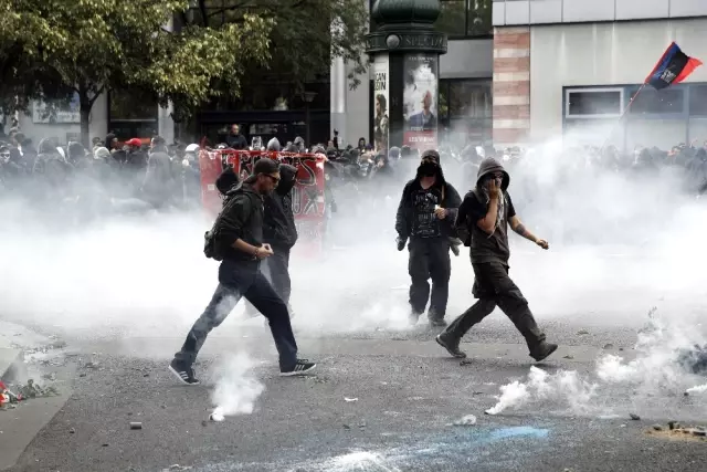 Paris'te Sokaklar Karıştı