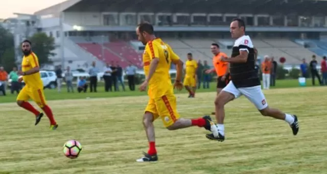 Veliefendi Hipodromu'nda Bu Kez Atlar Değil At Sahipleri Koştu