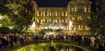 İstanbul Bienali: 15. İstanbul Bienali'nin Açılış Töreni Fransa Sarayı Bahçesi'nde Yapıldı İstanbul Bienali: 15. İstanbul Bienali'nin Açılış Töreni Fransa Sarayı Bahçesi'nde Yapıldı