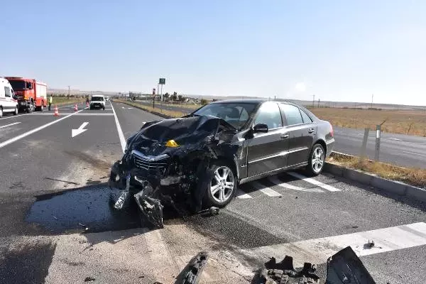 Aksaray'da İki Otomobil Çarpıştı: 1 Ölü, 2 Yaralı