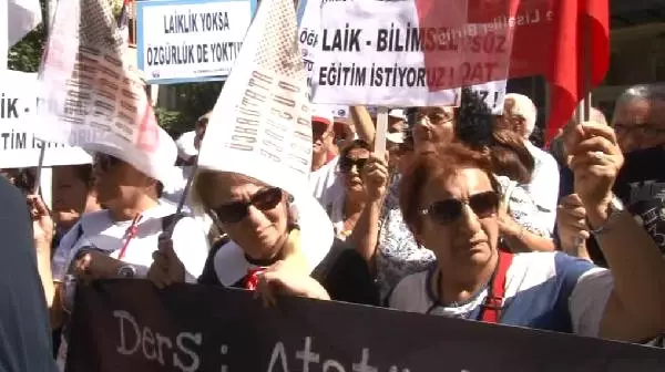 İl Milli Eğtim Müdürlüğü Önünde