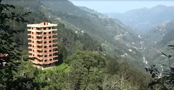 Sürmene'deki O Binanın Sahibi: Bize Göre Hoş Bir Binadır