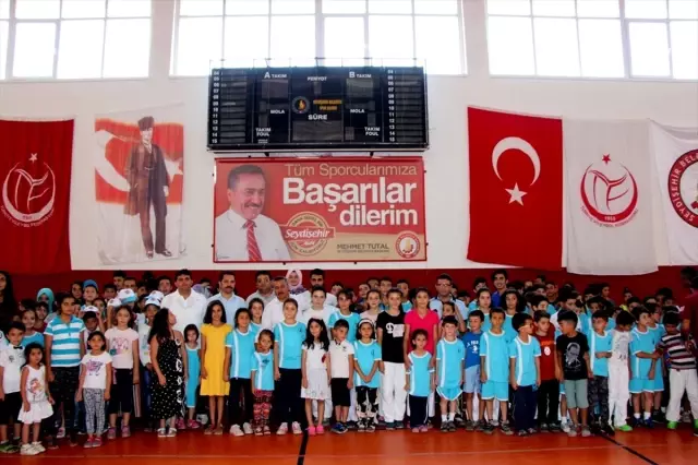 Yaz Spor Okulu Öğrencileri Belgelerini Aldı