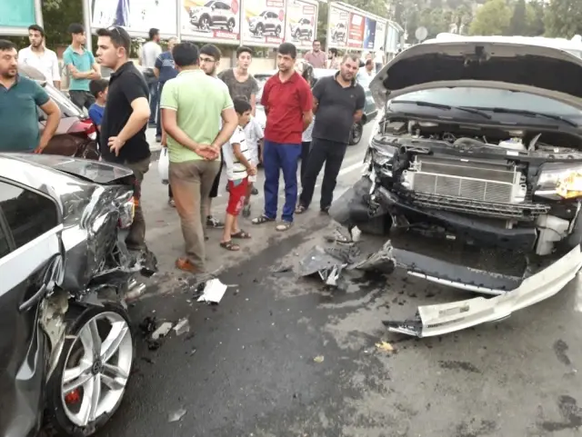 Alkollü Sürücü Park Halindeki Araçlara Çarptı: 2 Yaralı