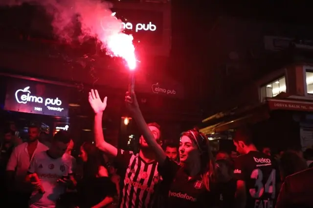 Beşiktaş Taraftarı Galibiyeti Çarşı'da Kutladı