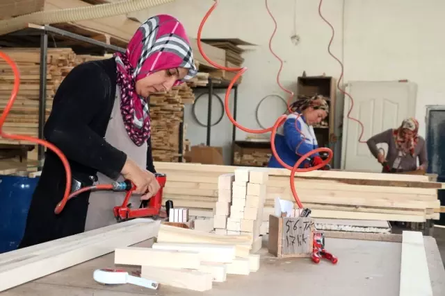 Ahşap Kapı Yapan Kadınlar Erkeklere Taş Çıkartıyor