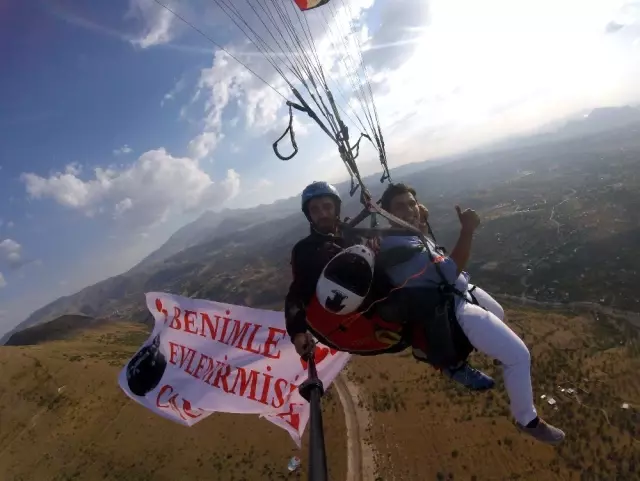 Çılgın Aşık Sevdiği Kıza Paraşütle Atladıktan Sonra Evlenme Teklif Etti