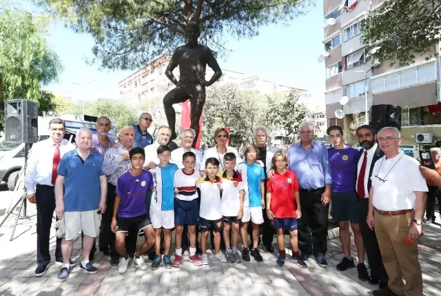 Taçsız Kral' Ölümünün 26. Yılında Anıldı