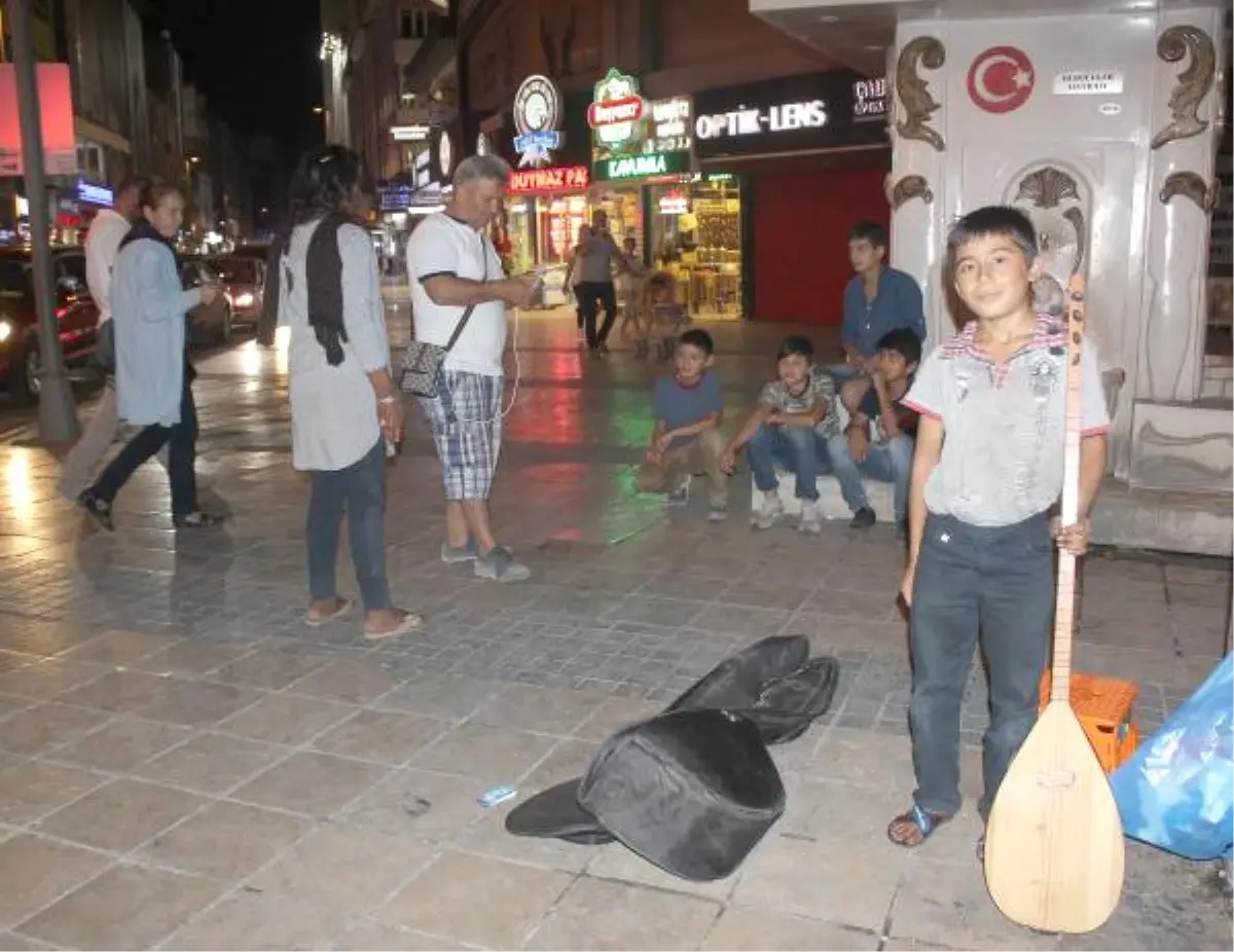 Boyu Kadar Bağlamayla Sokak Sanatçılığı Yapıyor