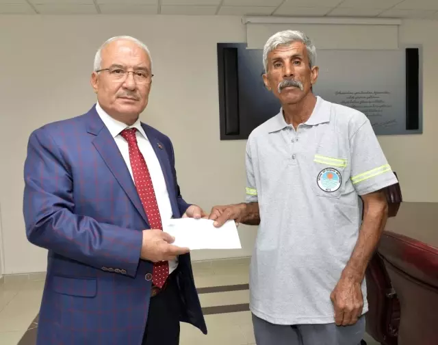 Bulduğu Cüzdanı Sahibine Teslim Eden Belediye İşçisine Başkan Kocamaz'dan Ödül