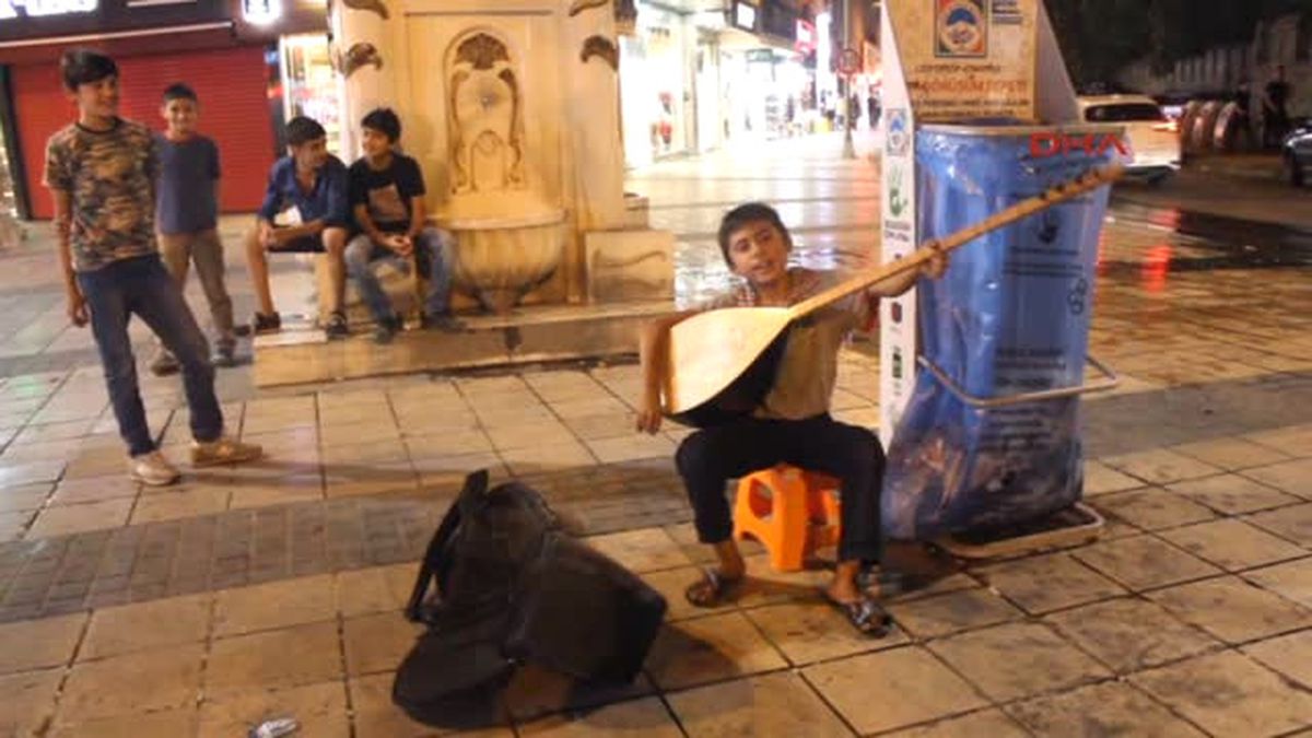 Kayseri Boyu Kadar Bağlamayla Sokak Sanatçılığı Yapıyor