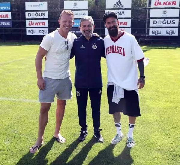 Kuyt ve Meireles'ten Fenerbahçe'ye Ziyaret Kuyt ve Meireles'ten Fenerbahçe'ye Ziyaret