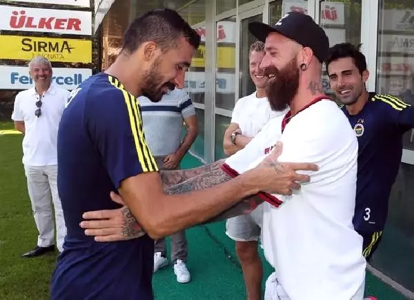 Kuyt ve Meireles'ten Fenerbahçe'ye Ziyaret Kuyt ve Meireles'ten Fenerbahçe'ye Ziyaret