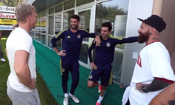 Kuyt ve Meireles'ten Fenerbahçe'ye Ziyaret Kuyt ve Meireles'ten Fenerbahçe'ye Ziyaret