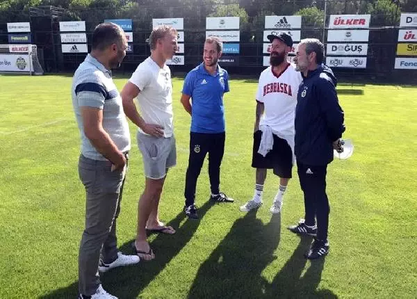 Kuyt ve Meireles'ten Fenerbahçe'ye Ziyaret Kuyt ve Meireles'ten Fenerbahçe'ye Ziyaret