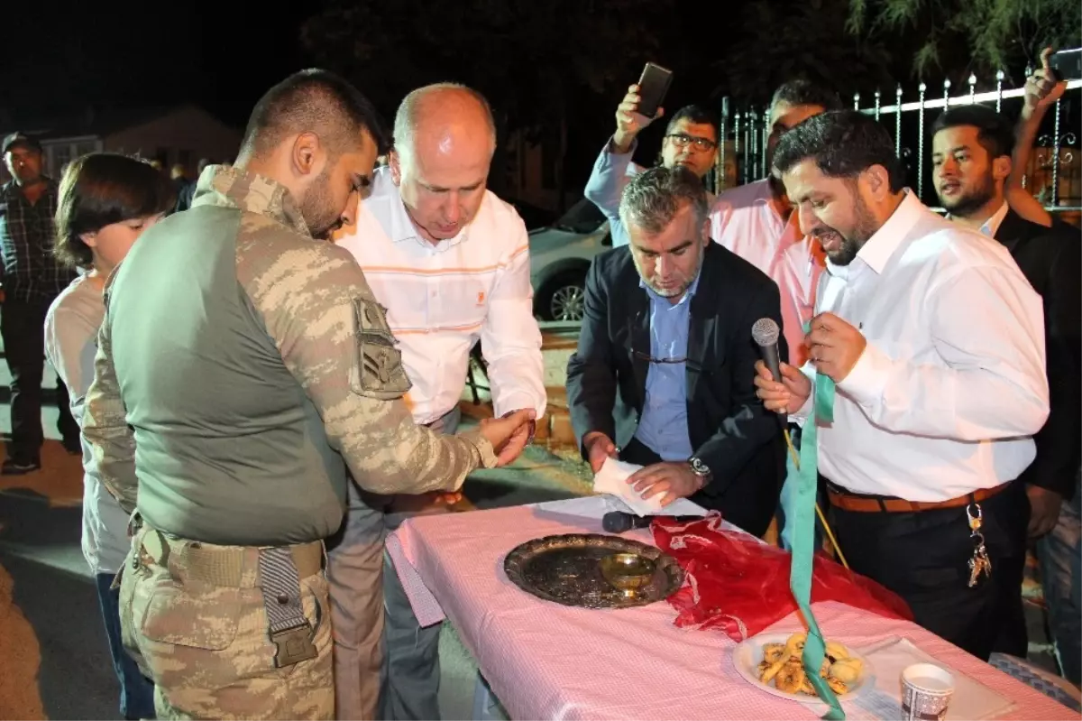 Şehit Babası Diğer Asker Oğlunu Kına Yakarak Görev Yerine Uğurladı