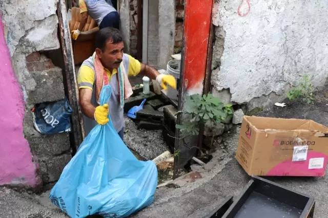 Adana'da Evden Bir Kamyon Çöp Çıktı Adana'da Evden Bir Kamyon Çöp Çıktı