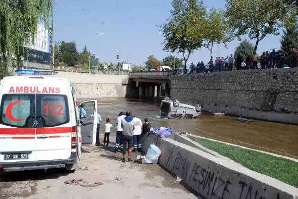 Köprüden Dereye Uçan Araçtan Yara Almadan Çıktılar