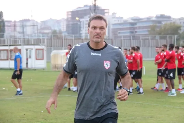 Samsunpor'da Alpay Özalan ile Devam Kararı