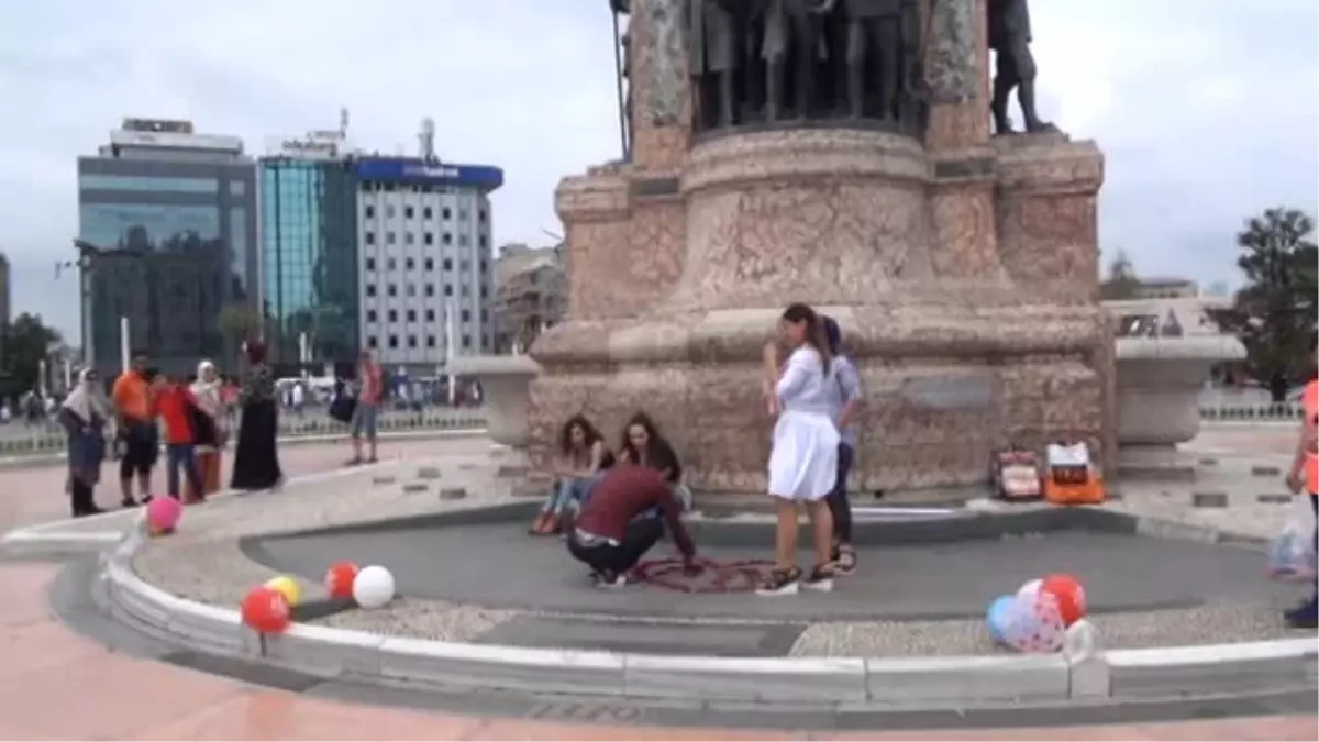 Taksim Meydanı'ndaki Evlilik Teklifi Renkli Görüntüler Oluşturdu