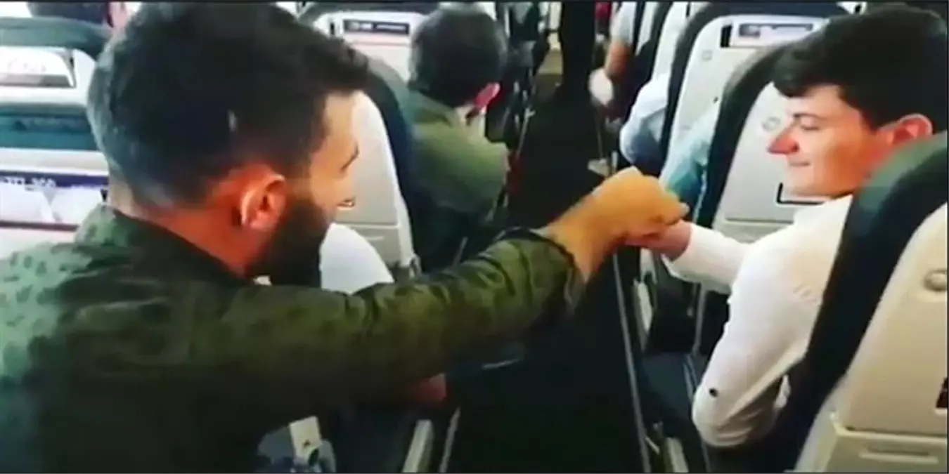 Uçakta Elden Ele Pilota Bilet Parası Gönderdiler