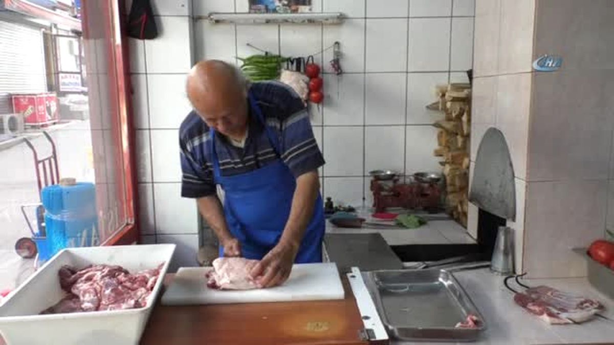 74 Yaşındaki Kebap Ustası, 50 Yıldır Tandır Kebabı Pişiriyor