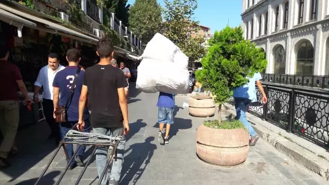Yaşıtları Okula Giderken Sokaklarda Çalışan Küçük İşçiler Yürek Burktu Yaşıtları Okula Giderken Sokaklarda Çalışan Küçük İşçiler Yürek Burktu