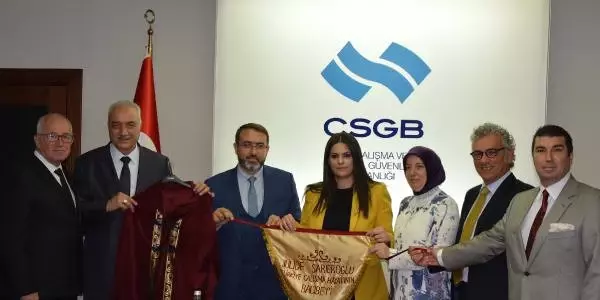 Bakan Sarıeroğlu, Bursa'da Ahilik Haftası Kutlamalarına Katıldı Bakan Sarıeroğlu, Bursa'da Ahilik Haftası Kutlamalarına Katıldı