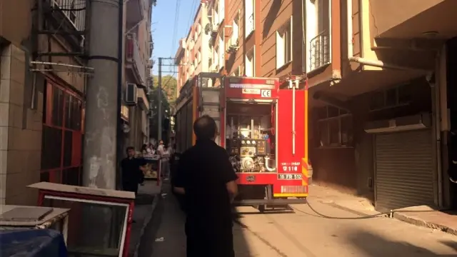 Bursa'da 6 Katlı Binanın Çatı Katında Yangın Çıktı