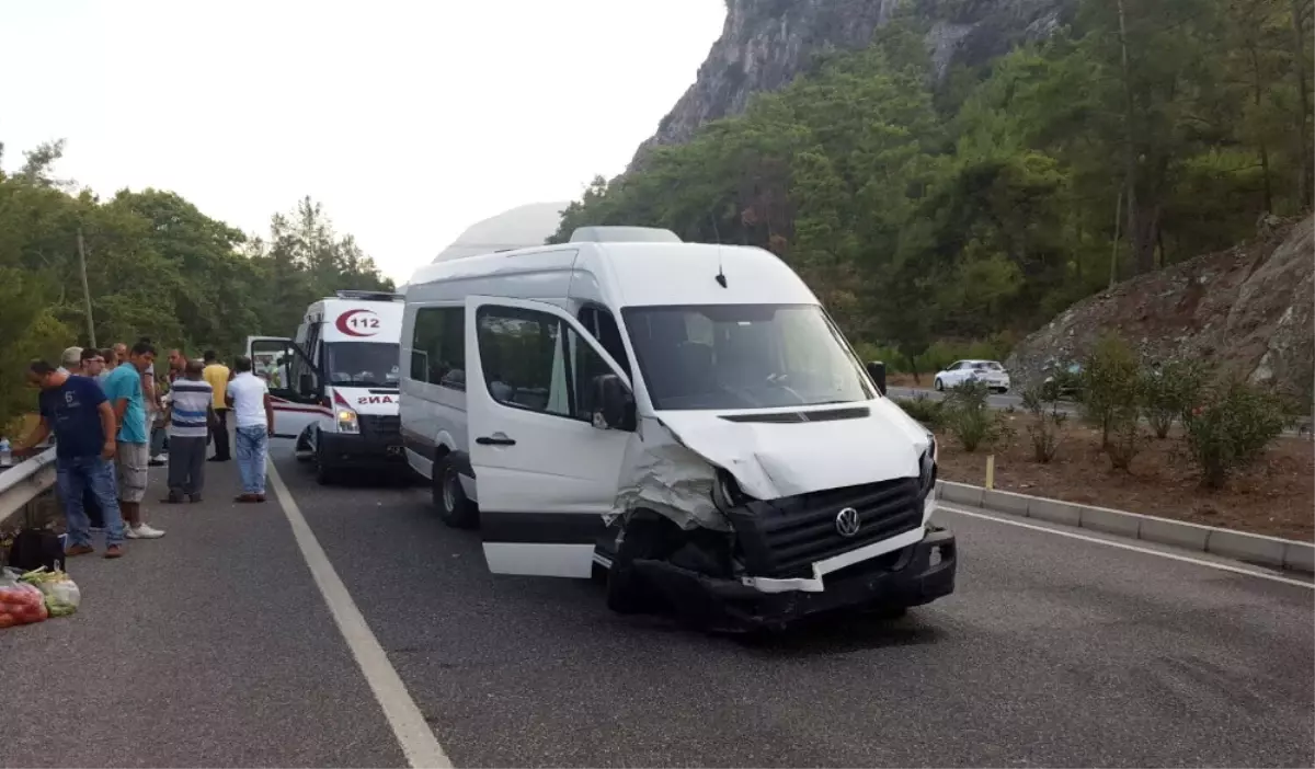 Marmaris'te Minibüs ile Otomobil Çarpıştı: 10 Yaralı