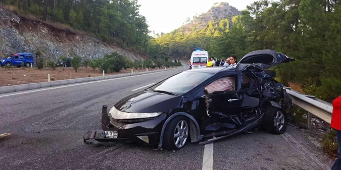 Muğla'da Otomobil ile Servis Minibüsü Çarpıştı: 10 Yaralı